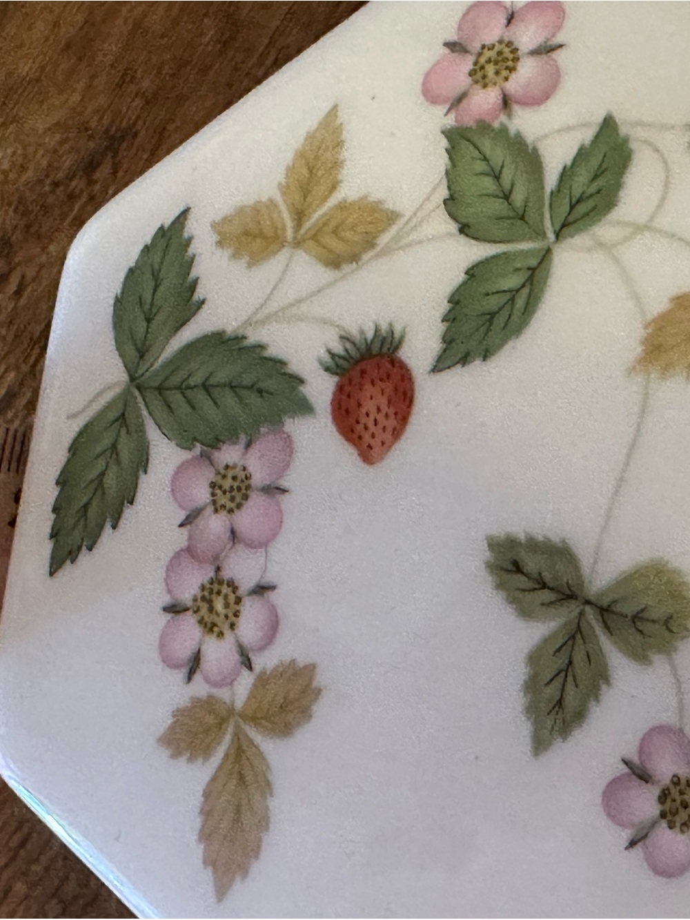Hexagonal Porcelain Trinket Box with Strawberry Floral Motif Wedgwood - Picture 2 of 6